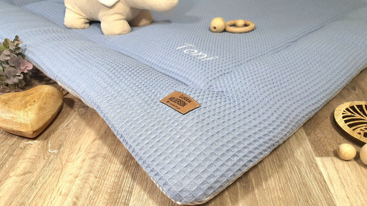 Waffelpique Krabbeldecke Laufstalleinlage Babydecke Spieldecke personalisierbar mit Namen DUSTY BLUE