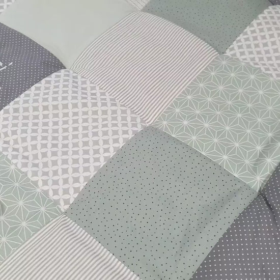 3-4cm dicke Krabbeldecke - Patchwork - Decke - Babydecke - Mint/Grau/Weiß -  mit Namensstickerei - SALBEI grün  / taupe grau