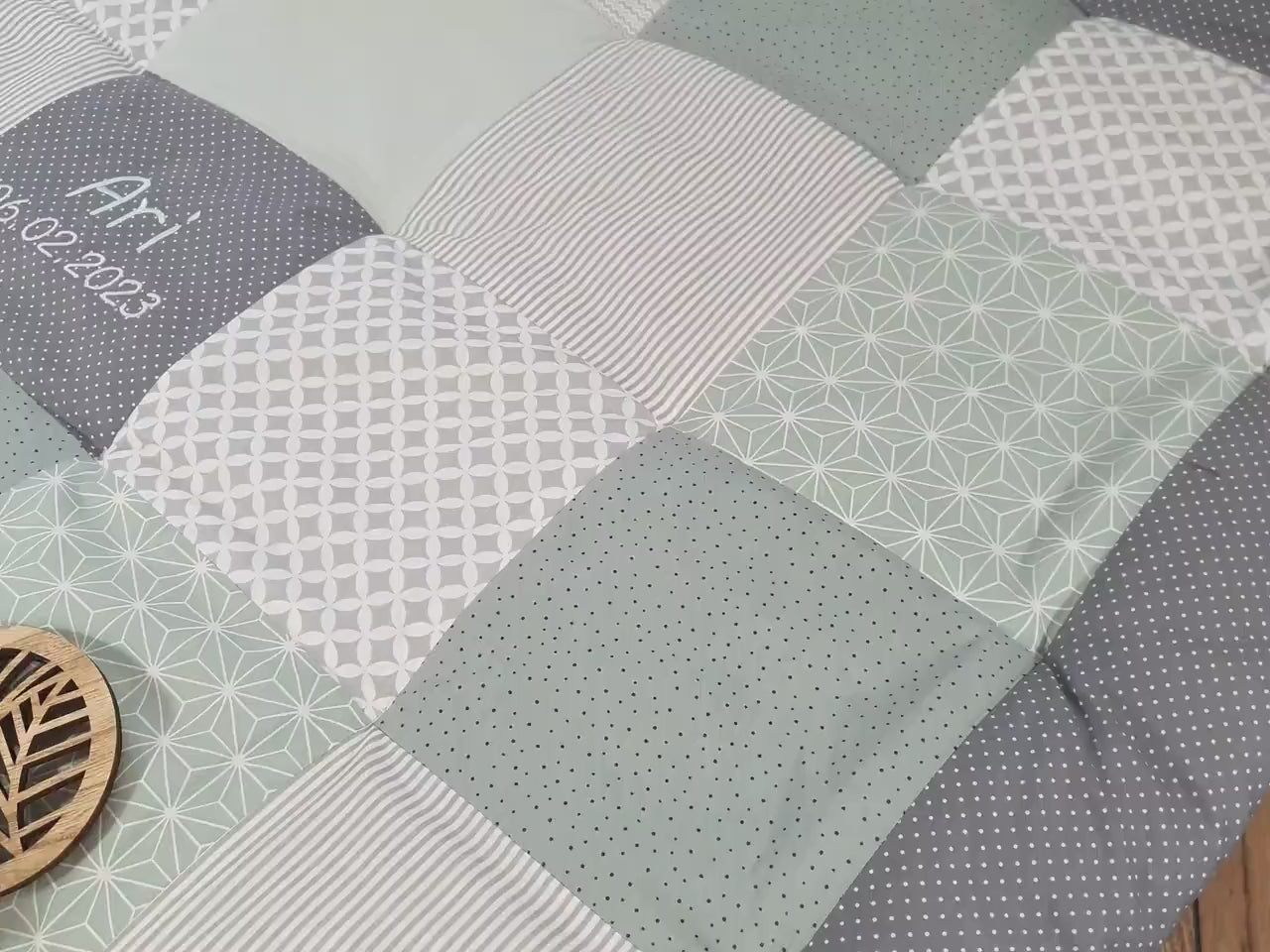 3-4cm dicke Krabbeldecke - Patchwork - Decke - Babydecke - Mint/Grau/Weiß -  mit Namensstickerei - SALBEI grün  / taupe grau