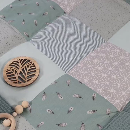 3-4cm dicke Krabbeldecke - Patchwork - Waffelstoff Decke - Babydecke - Federn waldgrün/grau/weiß -  mit Namen