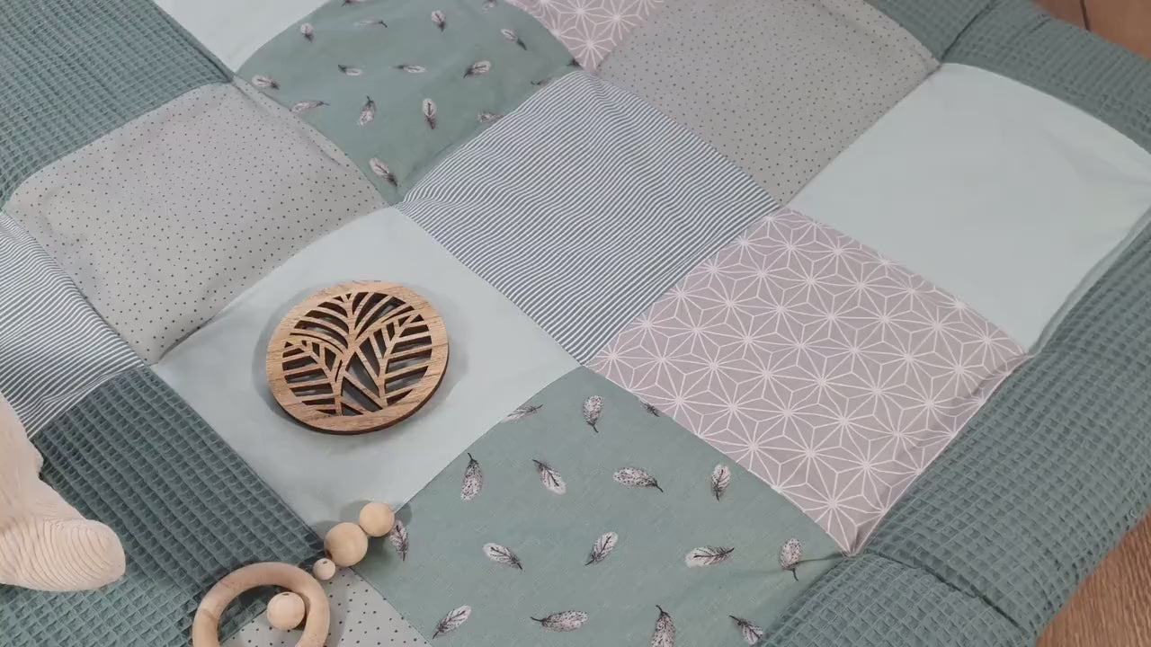 3-4cm dicke Krabbeldecke - Patchwork - Waffelstoff Decke - Babydecke - Federn waldgrün/grau/weiß -  mit Namen