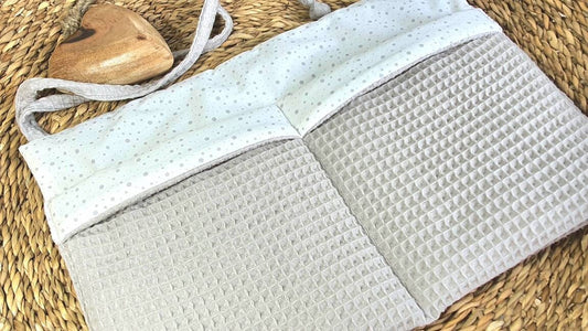 BETTUTENSILO aus Waffelstoff - praktische BETTTASCHE - WANDUNTENSILO - Utensilo für Wickeltisch - Babybett und Laufstall Organizer hellgrau