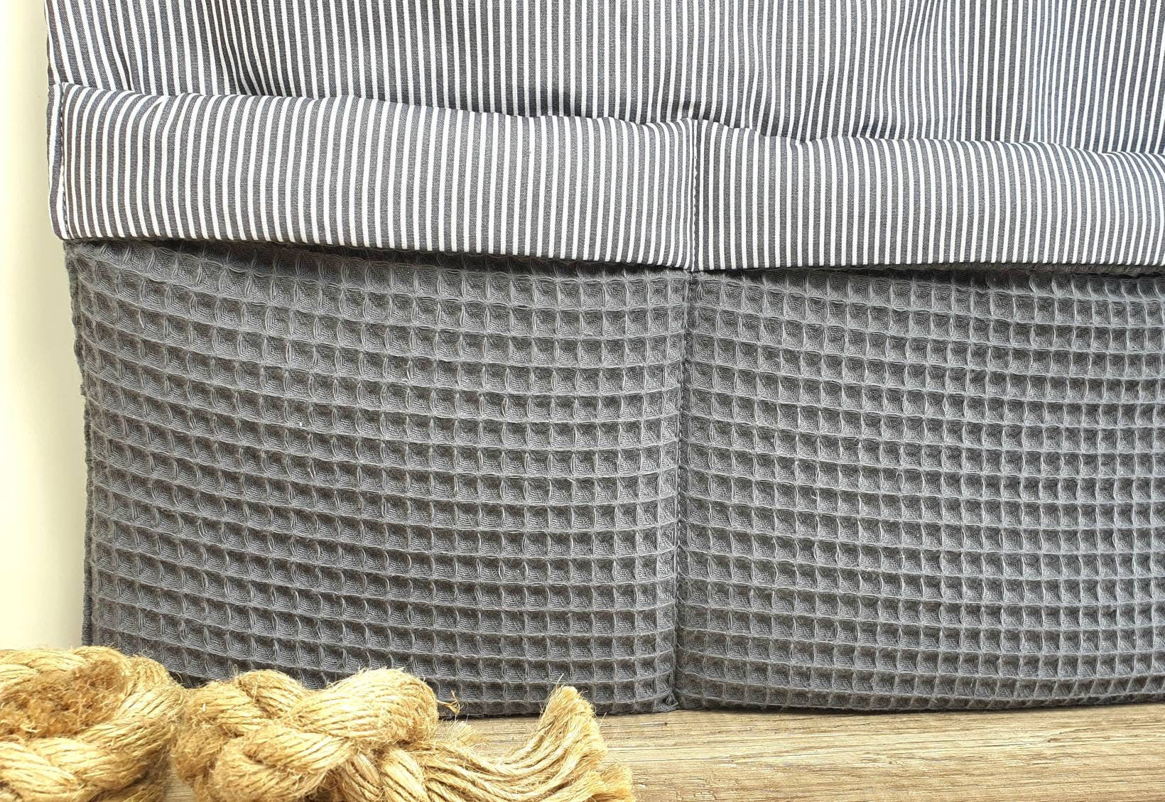 Waffelpique - praktische Betttasche - WANDUTENSILO - Organizer für Wickeltisch, Babybett, Laufstall  ANTHRAZIT Streifen grau