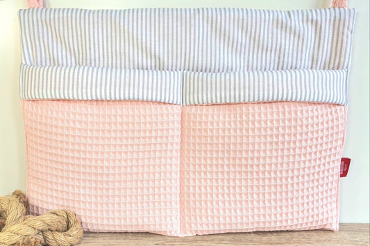 Waffelpique - praktische Betttasche - WANDUTENSILO - Organizer für Wickeltisch, Babybett, Laufstall  PUDERROSA Streifen hellgra