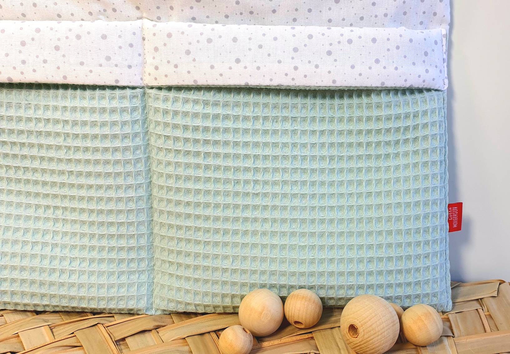 Waffelpique - praktische Betttasche - WANDUTENSILO - Organizer für Wickeltisch, Babybett, Laufstall  DUSTYMINT Punkte weiß grau