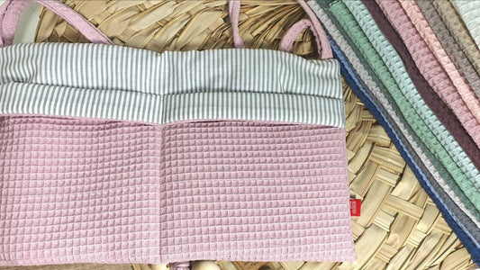 Waffelpique - praktische Betttasche - WANDUTENSILO - Organizer für Wickeltisch, Babybett, Laufstall  altrosa Streifen hellgrau