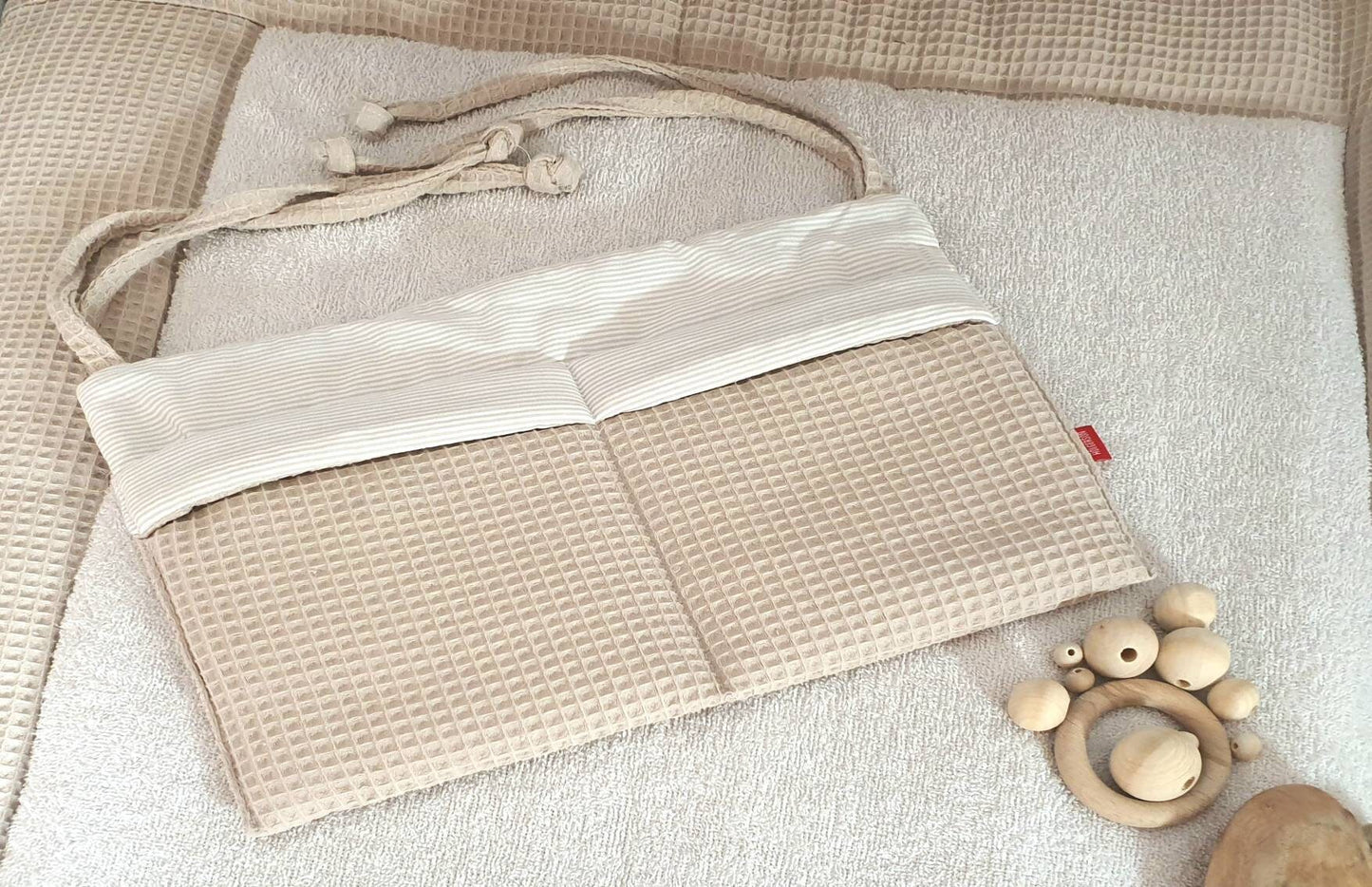 BETTUTENSILO Waffelpique - praktische Betttasche - WANDUTENSILO - Organizer für Wickeltisch, Babybett, Laufstall  BEIGE Streifen