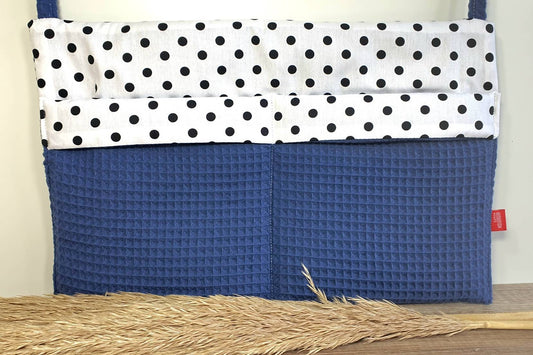 Waffelpique - praktische Betttasche WANDUTENSILO - Organizer für Wickeltisch, Babybett, Laufstall Darkjeans Punkte weiß schwarz