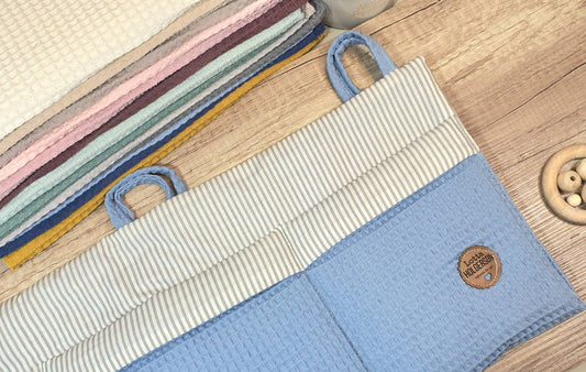 Waffelpique - praktische Betttasche - WANDUTENSILO - Organizer für Wickeltisch, Babybett, Laufstall  dustyblue Streifen hellgra