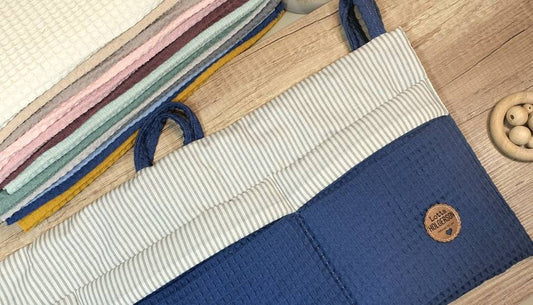 Waffelpique - praktische Betttasche - WANDUTENSILO - Organizer für Wickeltisch, Babybett, Laufstall  DARKJEANS Streifen hellgra