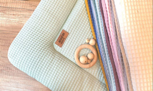 Waffelpique Krabbeldecke Laufstalleinlage Babydecke Spieldecke personalisierbar mit Namen DUSTY MINT