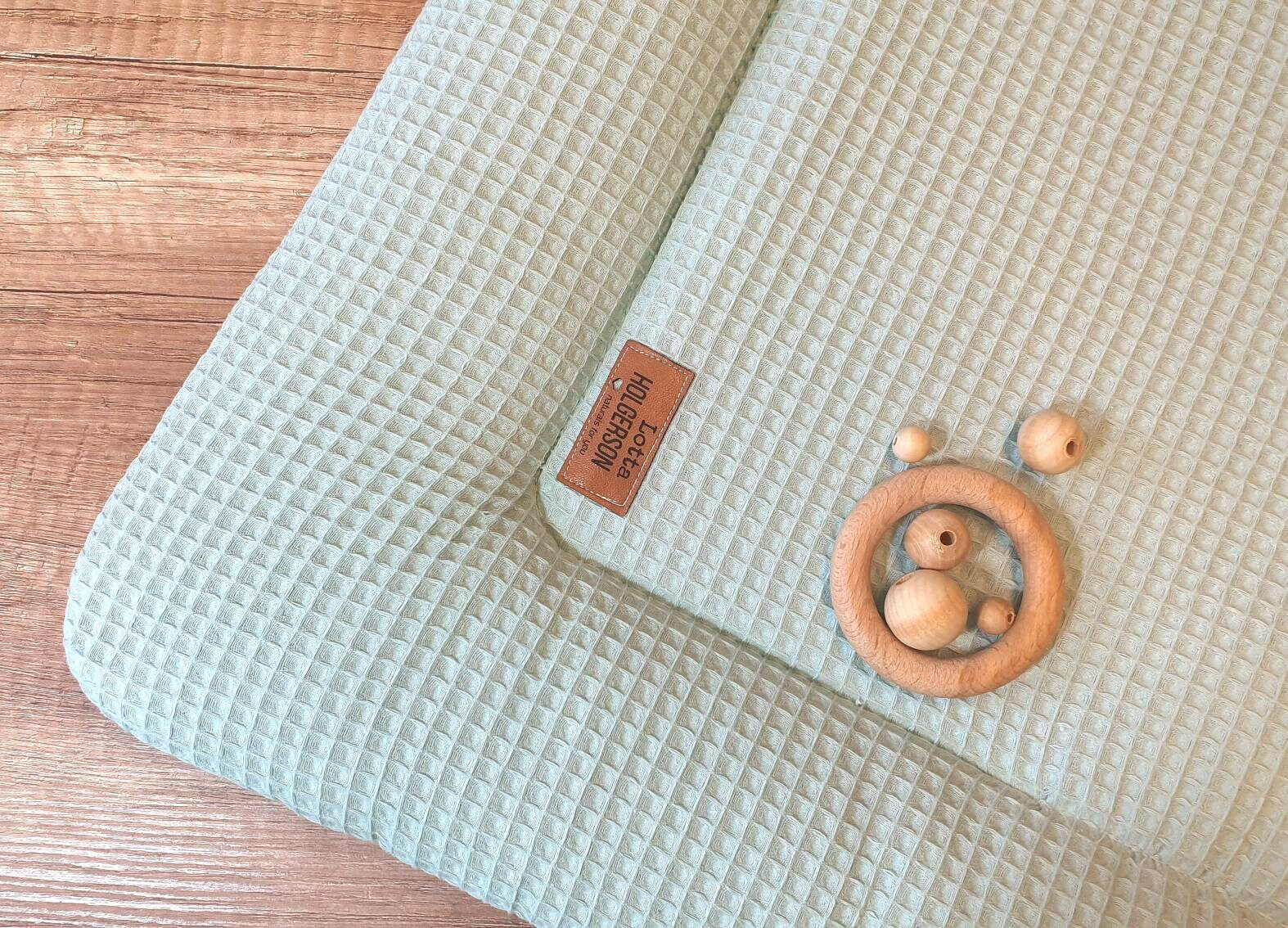 Waffelpique Krabbeldecke Laufstalleinlage Babydecke Spieldecke personalisierbar mit Namen DUSTY MINT