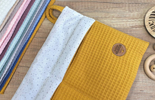 BETTUTENSILO Waffle Pique - practical bed bag - WANDUTENSILO - Organizer for changing table, cot, playpen MUSTARD yellow dots white grey