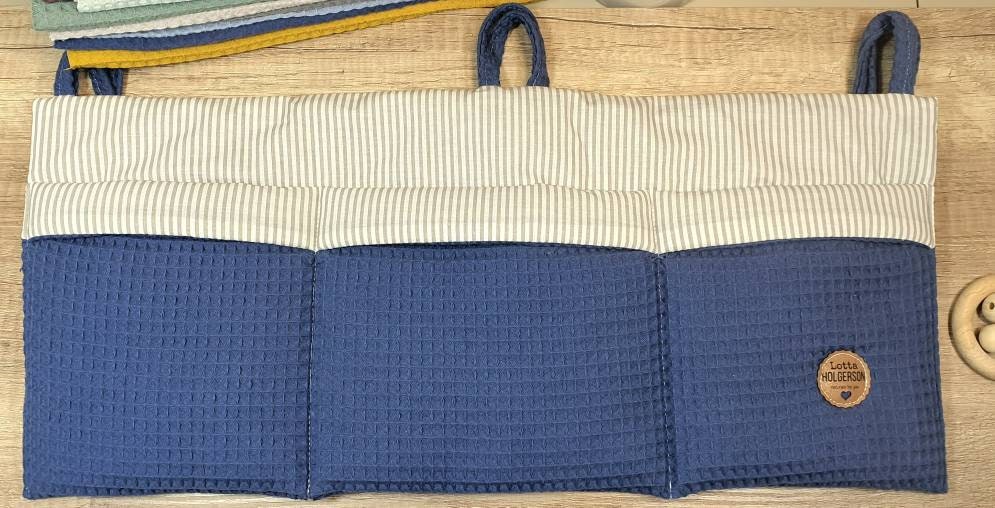 Waffelpique - praktische Betttasche - WANDUTENSILO - Organizer für Wickeltisch, Babybett, Laufstall  DARKJEANS Streifen hellgra