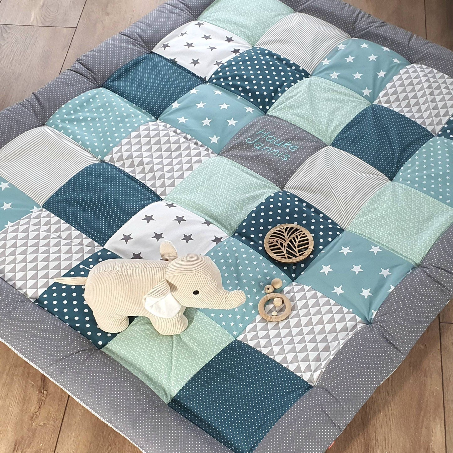 3-4cm dicke Krabbeldecke - Patchwork - Decke - Babydecke - petrol mint grau weiß - mit Namen / Datum / Uhrzeit / Größe / Gewicht