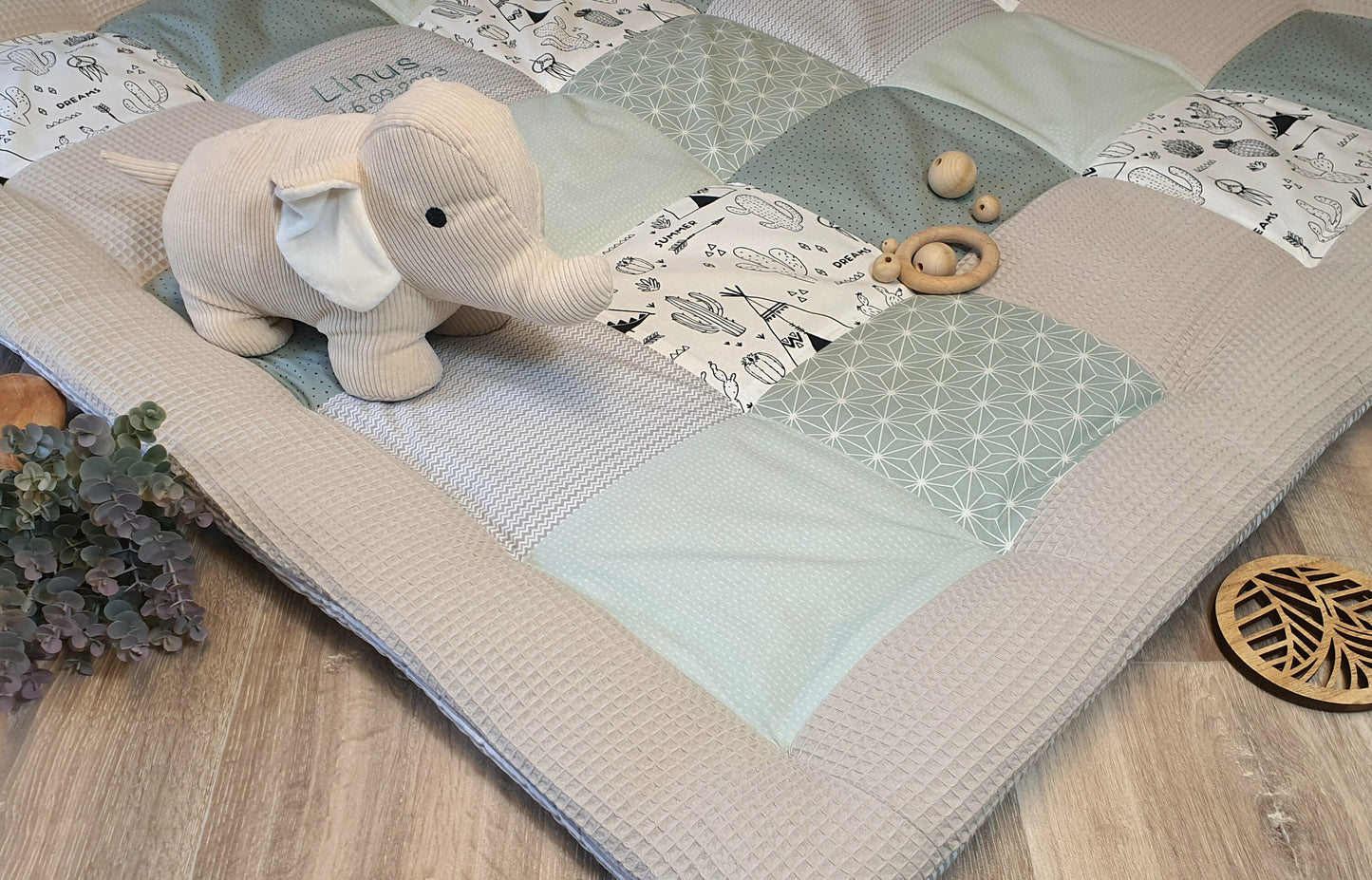 Krabbeldecke - Waffelstoff Patchwork - Decke - Babydecke - Mint/Grau/Weiß - 3-4cm dick - mit Namensstickerei - TIPI SALBEI grün / hellgrau