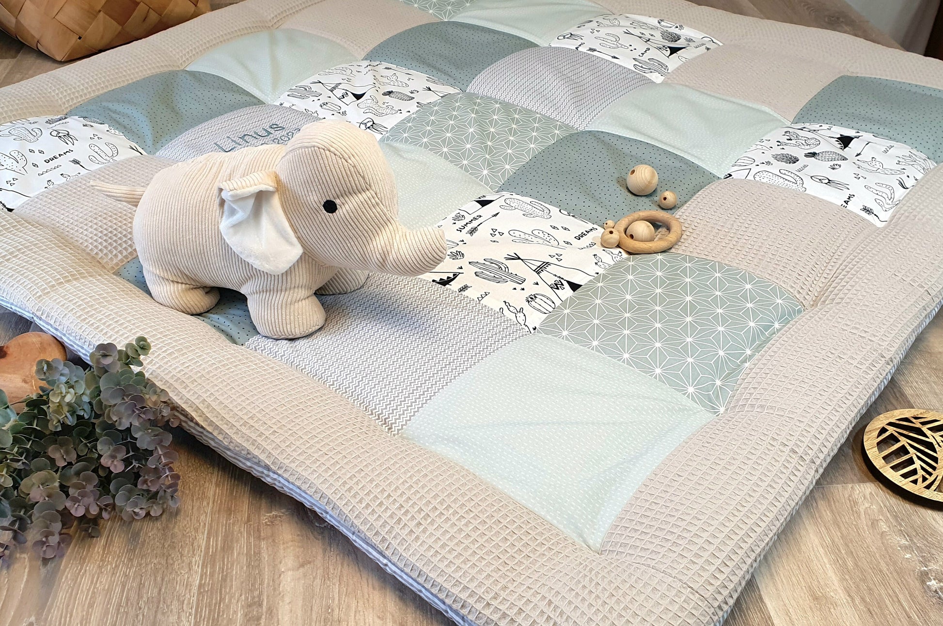 Krabbeldecke - Waffelstoff Patchwork - Decke - Babydecke - Mint/Grau/Weiß - 3-4cm dick - mit Namensstickerei - TIPI SALBEI grün / hellgrau