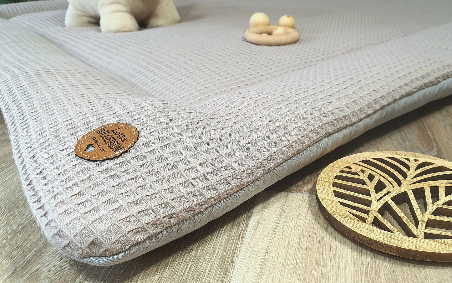 Waffelpique Krabbeldecke Laufstalleinlage Babydecke Spieldecke personalisierbar mit Namen TAUPE