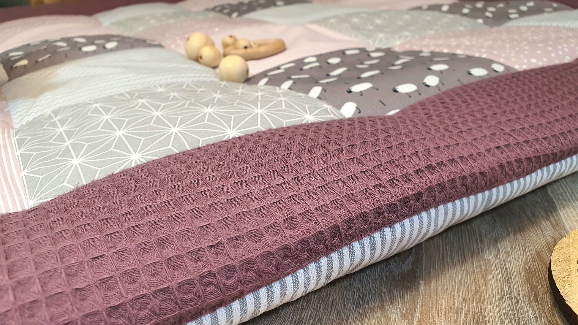 3-4cm dicke Krabbeldecke - Patchwork - Waffelpique Decke - Babydecke - mit Namen personalisierbar - Mauve Hellgrau SCHAFE